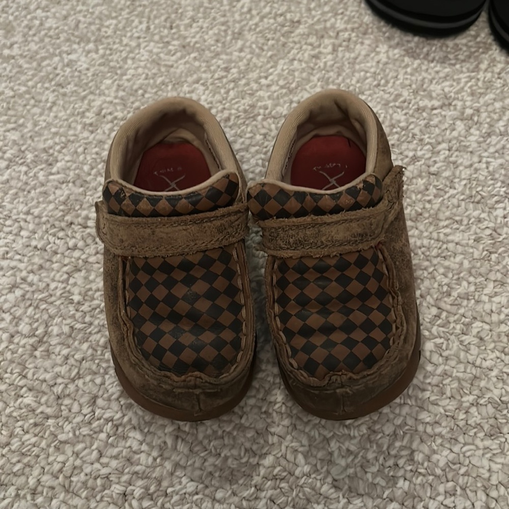 Little boy size 7 twist x shoes